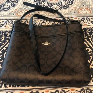 Coach bag with inner pockets